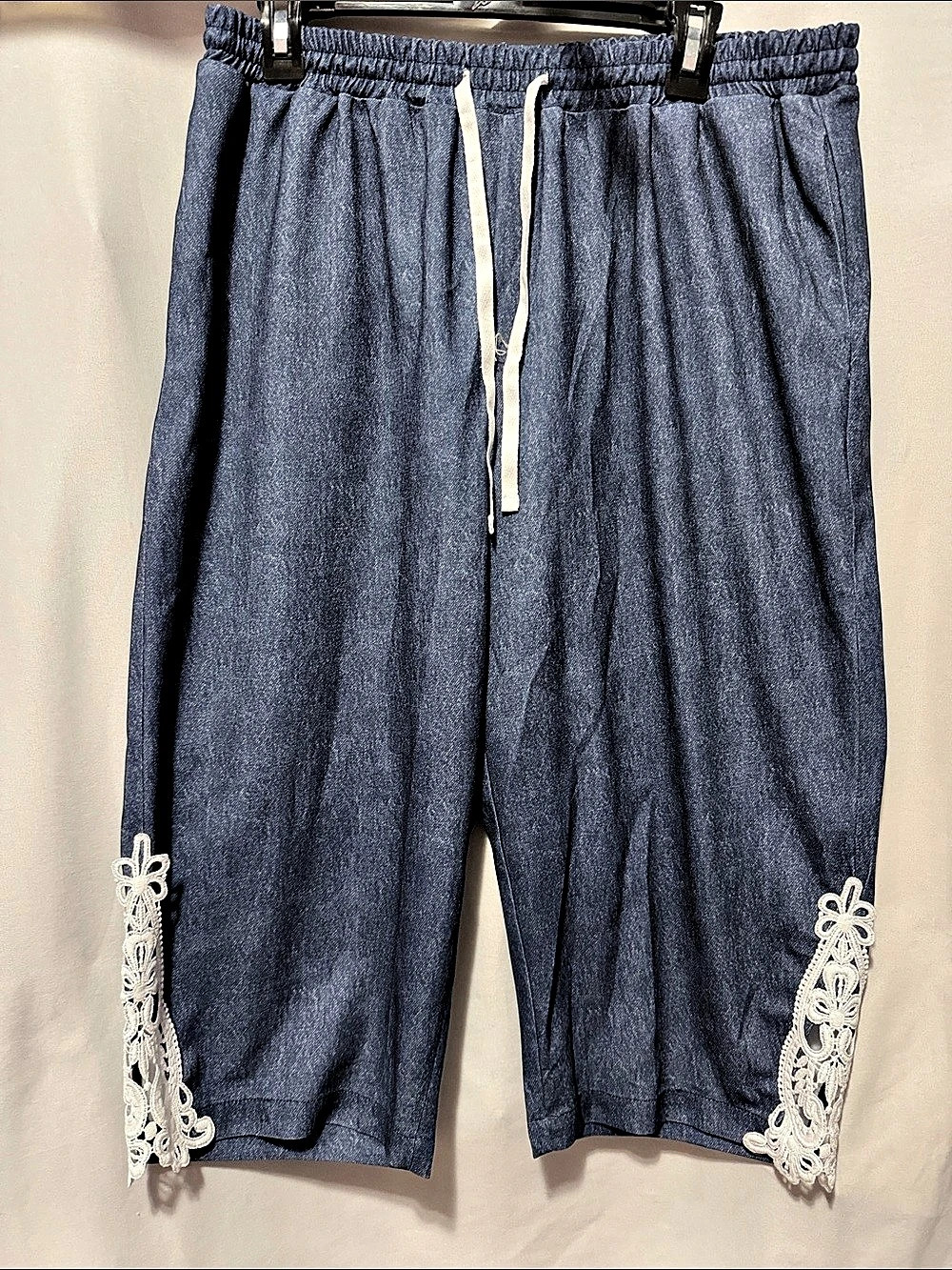 Lace Trim Capris in Blue Size XL Like New